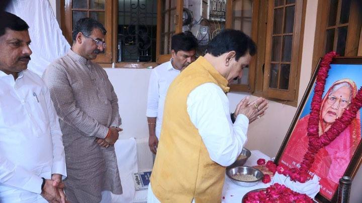 गृह, मंत्री डॉ. मिश्रा ने उच्च शिक्षा मंत्री की माता जी के निधन पर श्रद्धा-सुमन अर्पित किए